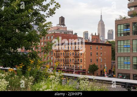 CHELSEA, New York City, NY, USA, The High Line is a popular linear park built on the elevated train tracks above Tenth Ave Stock Photo