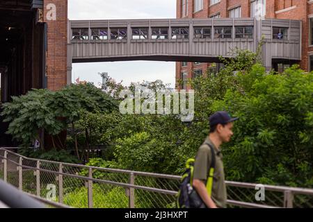 10 AVE/W 16 ST, New York City, NY, USA, The High Line is a popular linear park built on the elevated train tracks above Tenth Ave Stock Photo