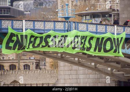 London, UK. 8th Apr, 2022. Extinction Rebellion activists suspended themselves from Tower Bridge and hung a banner in protest against fossil fuels. Credit: ZUMA Press, Inc./Alamy Live News Stock Photo