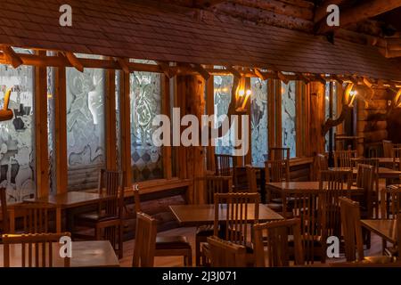 Old Faithful Inn Dining Room in Old Faithful Inn in Yellowstone National Park, Wyoming, USA [No property or artist release; editorial licensing only] Stock Photo