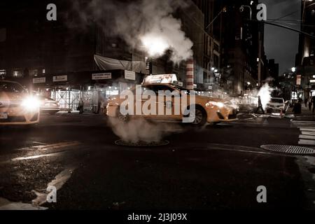 GRAND CENTRAL Terminal New York City, NY, USA, Manhattan street scene with cars driving through steam coming from manhole cover Stock Photo