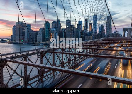 Brooklyn Heights, New York City, NY, USA, Night lights / Light trails of car headlamps on the Brooklyn Bridge. Long exposure. Stock Photo