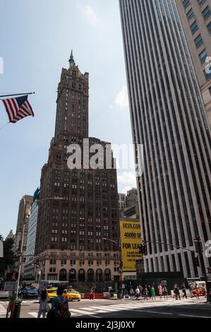 5TH AVE & W 58TH ST, New York City, NY, USA, a building on 5th Avenue, street scene, American flag Stock Photo