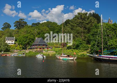 Pont-Aven in southern Finistère, boats and houses on the river Aven, France, Brittany, department Finistère Stock Photo