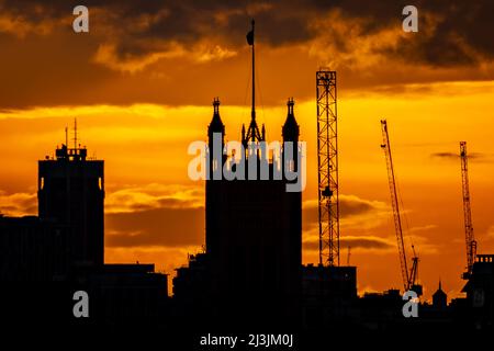 London, UK. 8th April, 2022. UK Weather: A dramatic golden sunset illuminates the city skyline over Westminster. Credit: Guy Corbishley/Alamy Live News Stock Photo