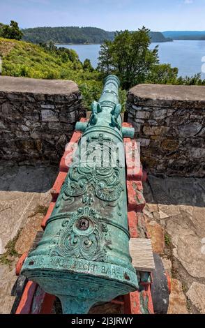 Black Powder Cannon at Fort Ticonderoga, formerly Fort Carillon, is a large 18th-century fort built by the Canadians and the French at a narrows near Stock Photo