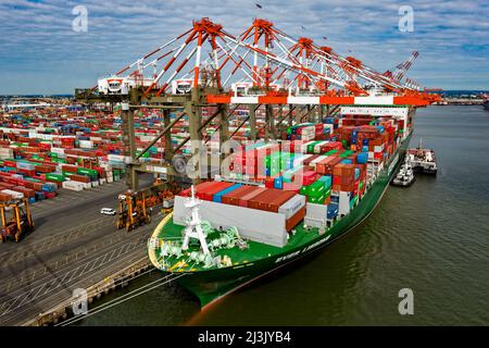 The Super Post Panamax Ever Lissome Container Ship at Maher Terminal Stock Photo