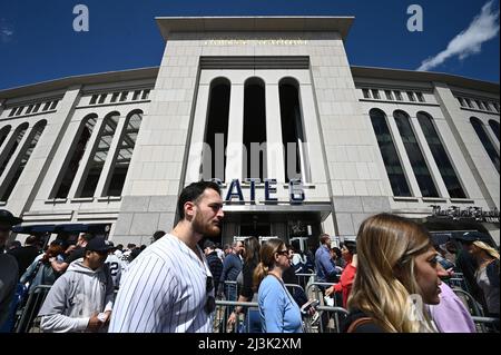 File:Entrance to Gate 4 of Yankee Stadium.jpg - Wikimedia Commons