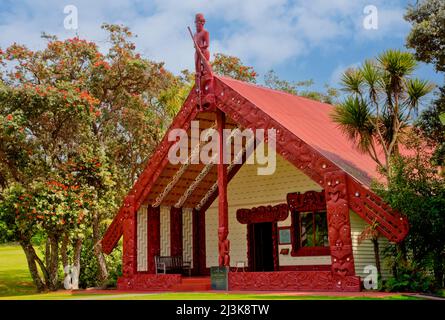 Te Whare Runanga (Maori Meeting House), Waitangi Treaty Grounds, north island, Paihia, New Zealand. Stock Photo