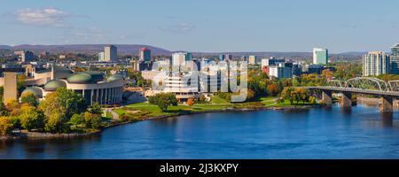 Alexandra Bridge, an interprovincial bridge across the Ottawa River between Ontario and Quebec, and the Canadian Museum of History Stock Photo