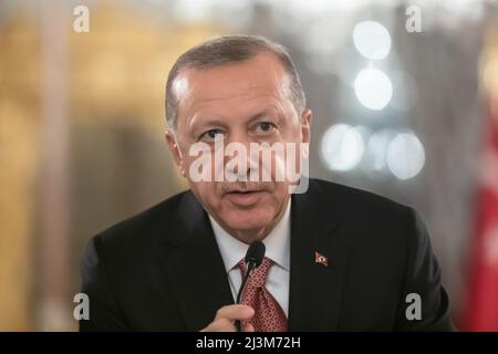 Istanbul, Turkey. 3rd Nov, 2018. Turkish President Recep Tayyip Erdogan attends a meeting with President of Ukraine Petro Poroshenko. (Credit Image: © Mykhaylo Palinchak/SOPA Images via ZUMA Press Wire) Stock Photo
