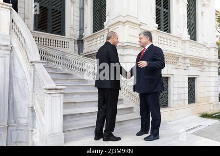 Istanbul, Turkey. 3rd Nov, 2018. Turkish President Recep Tayyip Erdogan shakes hands with President of Ukraine Petro Poroshenko during their meeting. (Credit Image: © Mykhaylo Palinchak/SOPA Images via ZUMA Press Wire) Stock Photo