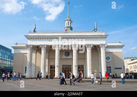 MOSCOW, RUSSIA - SEPTEMBER 01, 2018: The building of the ground lobby of the Komsomolskaya metro station on a sunny September day Stock Photo