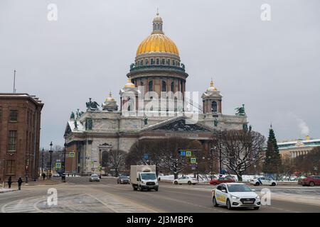 SAINT PETERSBURG, RUSSIA - JANUARY 12, 2022: View of St. Isaac's Cathedral on a cloudy January day Stock Photo