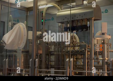 Garin, Argentina. 07th Apr, 2022. Groninger filling machine in the plant of the pharmaceutical company Sinergium Biotech. The company produces HPV vaccines, pneumococcal vaccines and flu vaccines, among others. Credit: Florencia Martin/dpa/Alamy Live News Stock Photo