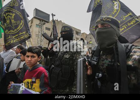 Khan Yunis, Gaza Strip, Palestine. 8th Apr, 2022. Khan Younis, Gaza Strip, Palestine. 08 April 2022. Members of the Al-Quds Brigades, the armed wing of Palestinian Islamic Jihad, attend an event in Khan Younis to pay respect to Raad Hazem, a 28-years-old Palestinian killed by Israeli forces on Friday. Raad Hazem, from the West Bank town of Jenin had allegedly opened fire in a Tel Aviv bar on Thursday night killing two people and injuring several others before being shot-dead on Friday. Thursday's is the latest attack in a recent wave of violence between Palestinians and Israelis. While Israe Stock Photo