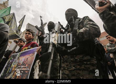 Khan Yunis, Gaza Strip, Palestine. 8th Apr, 2022. Khan Younis, Gaza Strip, Palestine. 08 April 2022. Members of the Al-Quds Brigades, the armed wing of Palestinian Islamic Jihad, attend an event in Khan Younis to pay respect to Raad Hazem, a 28-years-old Palestinian killed by Israeli forces on Friday. Raad Hazem, from the West Bank town of Jenin had allegedly opened fire in a Tel Aviv bar on Thursday night killing two people and injuring several others before being shot-dead on Friday. Thursday's is the latest attack in a recent wave of violence between Palestinians and Israelis. While Israe Stock Photo