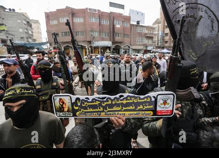 Khan Yunis, Gaza Strip, Palestine. 8th Apr, 2022. Khan Younis, Gaza Strip, Palestine. 08 April 2022. Members of the Al-Quds Brigades, the armed wing of Palestinian Islamic Jihad, attend an event in Khan Younis to pay respect to Raad Hazem, a 28-years-old Palestinian killed by Israeli forces on Friday. Raad Hazem, from the West Bank town of Jenin had allegedly opened fire in a Tel Aviv bar on Thursday night killing two people and injuring several others before being shot-dead on Friday. Thursday's is the latest attack in a recent wave of violence between Palestinians and Israelis. While Israe Stock Photo