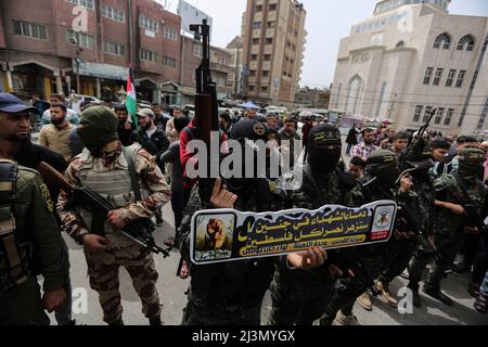 Khan Yunis, Gaza Strip, Palestine. 8th Apr, 2022. Khan Younis, Gaza Strip, Palestine. 08 April 2022. Members of the Al-Quds Brigades, the armed wing of Palestinian Islamic Jihad, attend an event in Khan Younis to pay respect to Raad Hazem, a 28-years-old Palestinian killed by Israeli forces on Friday. Raad Hazem, from the West Bank town of Jenin had allegedly opened fire in a Tel Aviv bar on Thursday night killing two people and injuring several others before being shot-dead on Friday. Thursday's is the latest attack in a recent wave of violence between Palestinians and Israelis. While Israe Stock Photo