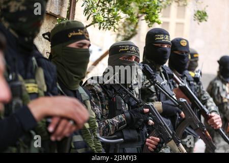 Khan Yunis, Gaza Strip, Palestine. 8th Apr, 2022. Khan Younis, Gaza Strip, Palestine. 08 April 2022. Members of the Al-Quds Brigades, the armed wing of Palestinian Islamic Jihad, attend an event in Khan Younis to pay respect to Raad Hazem, a 28-years-old Palestinian killed by Israeli forces on Friday. Raad Hazem, from the West Bank town of Jenin had allegedly opened fire in a Tel Aviv bar on Thursday night killing two people and injuring several others before being shot-dead on Friday. Thursday's is the latest attack in a recent wave of violence between Palestinians and Israelis. While Israe Stock Photo