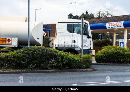 Extinction Rebellion and Just Stop Oil blockade of fuel depots restricts petrol and diesel deliveries to UK filling stations. Many filling stations are currently either out of fuel as Tesco pictured here, or are short of fuel with pumps not operating. Closed fuel filling station receiving fuel delivery. Credit: Stephen Bell/Alamy Stock Photo