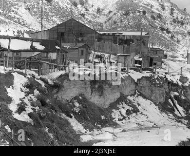 Blue Blaze mine. Consumers, mining town near Price, Utah. Miners coming  home Stock Photo - Alamy