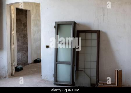 a windows for repair are on the floor in the apartment Stock Photo