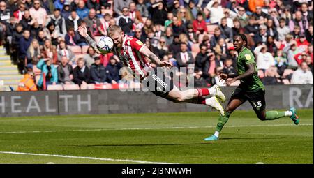 Sheffield, UK. 9th April 2022. Oli McBurnie of Sheffield Utd has a header during the Sky Bet Championship match at Bramall Lane, Sheffield. Picture credit should read: Andrew Yates / Sportimage Credit: Sportimage/Alamy Live News Stock Photo