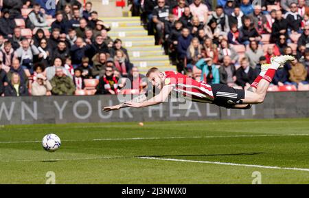 Sheffield, UK. 9th April 2022. Oli McBurnie of Sheffield Utd has a header during the Sky Bet Championship match at Bramall Lane, Sheffield. Picture credit should read: Andrew Yates / Sportimage Credit: Sportimage/Alamy Live News Stock Photo