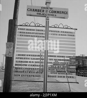 Chamber of Commerce sign. Drew, Mississippi. ['Drew Chamber of Commerce Objectives: Co-op Horse Show - Rehabilitation - Entertainments - Home Ownership - Athletic Lighting - Larger H.S. Band - Health Campaign - More Co-operation - Free Express Del. - New Enterprises - Proper Parking - City X-mas Tree - Stansel Highway Complete - 125 Membership - Col. Dist. Field Meet - &quot;Buy at Home&quot; - Merchants Institute - Stop Knocking - Boost Your Town']. Stock Photo