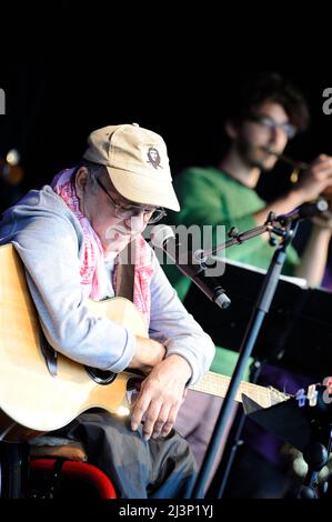 Vienna, Austria. 30th August 2014. People's Voice Festival at the Prater in Vienna. Image shows Sigi Maron (Vienna, Austria. 30th August 2014. Volksstimme Fest at the Prater in Vienna May 14, 1944 in Vienna † July 18, 2016 in Baden near Vienna), socially critical, Austrian singer-songwriter Stock Photo