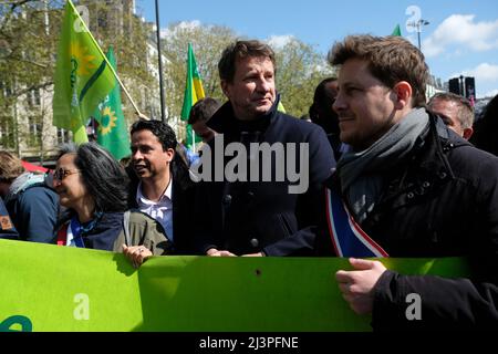 Marche pour le futur entre la place de la bastille et celle de la république. Antifas et gilets en tête de cortège les assos et ONG suivent tranquille Stock Photo