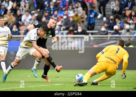 Milano, Italy. 09th Apr, 2022. Giovanni Simeone of Hellas Verona and Milan Skriniar of FC Internazionale during the Serie A football match between FC Internazionale and Hellas Verona at San Siro stadium in Milano (Italy), April 9th, 2021. Photo Andrea Staccioli/Insidefoto Credit: insidefoto srl/Alamy Live News Stock Photo