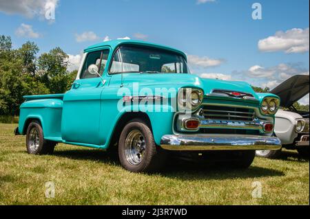 Grand Ledge, MI - July 8, 2017: Green Aqua 1958 Chevy Apache profile Stock Photo
