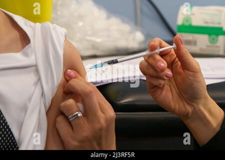 London, UK. 9th Apr, 2022. A health worker administers the first dose of the Pfizer COVID-19 jab to a child under the age of 11 years at a vaccination centre. (Credit Image: © Dinendra Haria/SOPA Images via ZUMA Press Wire) Stock Photo