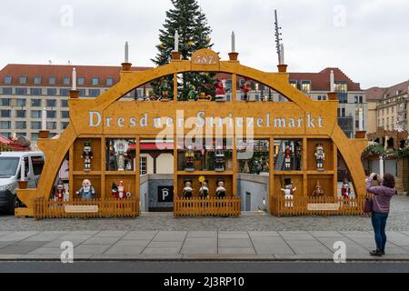 587th Dresdner Striezelmarkt Christmas Arch at the entrance of the famous Saxon Christmas market. Tradition in the city at the winter season. Stock Photo