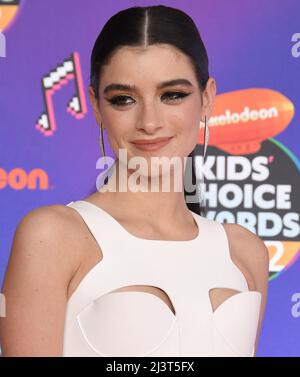 Los Angeles, USA. 09th Apr, 2022. Dixie D'Amelio arrives at the 2022 Nickelodeon Kid's Choice Awards held at the Barker Hangar in Santa Monica, CA on Saturday, ?April 9, 2022. (Photo By Sthanlee B. Mirador/Sipa USA) Credit: Sipa USA/Alamy Live News Stock Photo