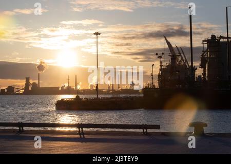 The early morning sun shines down on the industrial coastline in Hamilton, Ontario. Stock Photo