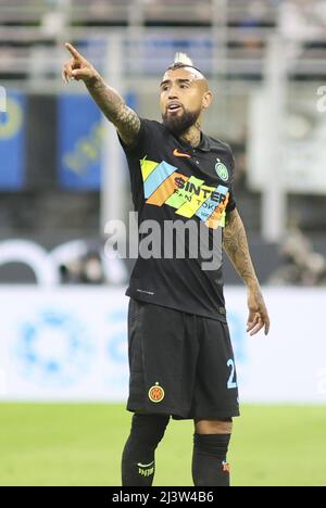 April 09 2022, Milano (MI), Italy, Giuseppe Meazza - San siro stadium, Matchday 32Â° of the Italian Serie A Tim 2021/2022 Championship, match between the teams of Internazionale FC vs Hellas Verona, in the pic: 22 Arturo Vidal Stock Photo