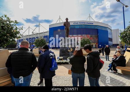 Leicester City fans gather around the Khun Vichai Statue ahead of this afternoon's game  in Leicester, United Kingdom on 4/10/2022. (Photo by James Heaton/News Images/Sipa USA) Stock Photo