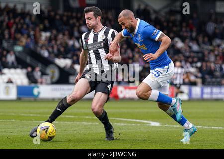 St Mirren's Joe Shaughnessy (left) and RangersÕ Kemar Roofe (right) battle for the ball during the cinch Premiership match at The SMISA Stadium, Paisley. Picture date: Sunday April 10, 2022. Stock Photo