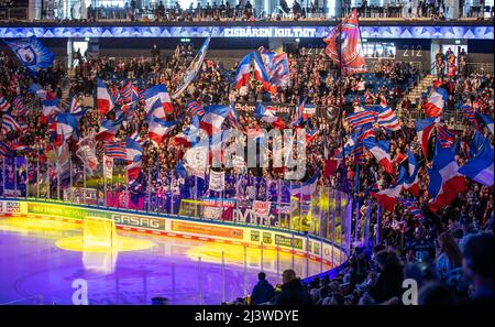 Berlin, Germany. 10th Apr, 2022. Ice hockey: DEL, Eisbären Berlin - Kölner Haie, championship round, quarterfinals, matchday 1, Mercedes-Benz Arena. Spectators wave flags before the start of the game. Credit: Andreas Gora/dpa/Alamy Live News Stock Photo