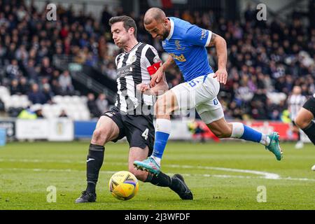 St Mirren's Joe Shaughnessy (left) and RangersÕ Kemar Roofe (right) battle for the ball during the cinch Premiership match at The SMISA Stadium, Paisley. Picture date: Sunday April 10, 2022. Stock Photo