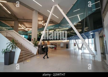 The Sheldon & Tracy Levy Student Learning Centre (SLC) is an iconic structure in the heart of Toronto and a symbolic “front door” of the Ryerson Unive Stock Photo