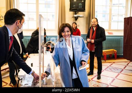 Paris, France. 10th Apr, 2022. French Socialist Party (PS) presidential candidate Anne Hidalgo casts her vote at a polling station in Paris, France, April 10, 2022. Voting for the 2022 French presidential election began at 8:00 a.m. local time (0600 GMT) on Sunday in Metropolitan France. Credit: Xose Bouzas/Xinhua/Alamy Live News Stock Photo