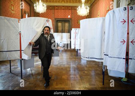 Marseille, France. 10th Apr, 2022. A citizen casts his ballot at a polling station in Marseille, southern France, April 10, 2022. Voting for the 2022 French presidential election began at 8:00 a.m. local time (0600 GMT) on Sunday in Metropolitan France. Credit: Clement Mahoudeau/Xinhua/Alamy Live News Stock Photo