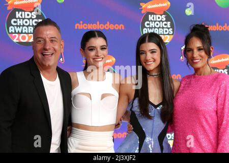 Santa Monica, CA. 9th Apr, 2022. LOS ANGELES - APR 9: Marc D'Amelio, Dixie D'Amelio, Charli D'Amelio, Heidi D'Amelio at the 2022 Kids Choice Awards at Barker Hanger on April 9, 2022 in Santa Monica, CA at arrivals for Nickelodeon Kids' Choice Awards 2022 - Arrivals, The Barker Hangar, Santa Monica, CA April 9, 2022. Credit: Priscilla Grant/Everett Collection/Alamy Live News Stock Photo