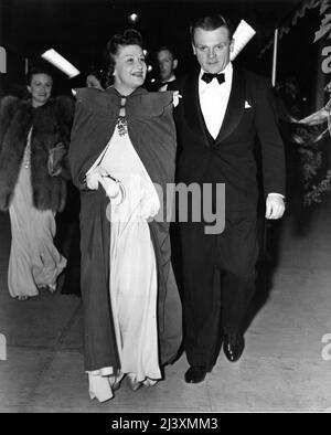JAMES CAGNEY and His Wife BILLIE / FRANCES CAGNEY arriving at the Carthay Circle Theatre Los Angles California for the Hollywood premiere of WALT DISNEY's FANTASIA on 29th January 1941 Stock Photo