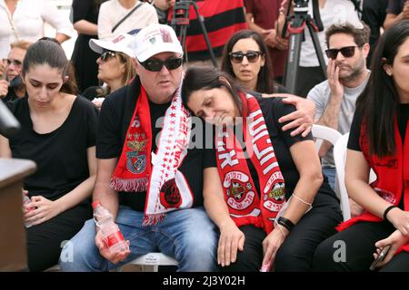 (220410) -- KFAR SABA (ISRAEL), April 10, 2022 (Xinhua) -- Parents of a victim mourn during a funeral in Kfar Saba, Israel, on April 10, 2022. Three Israeli people were killed in a shooting attack by a Palestinian man in central Tel Aviv on the evening of April 7. The Palestinian gunman was killed by Israeli forces in the early morning of the next day after several hours of a manhunt. (Gideon Markowicz/JINI via Xinhua) Credit: Xinhua/Alamy Live News Stock Photo