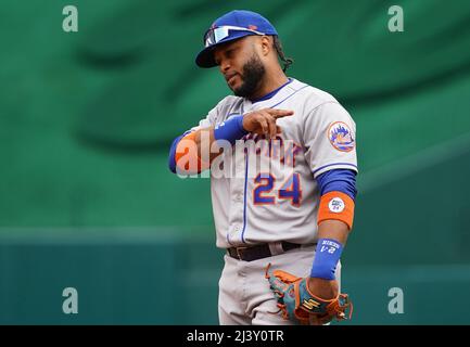 Washington, USA. 10th Apr, 2022. WASHINGTON, DC - APRIL 10: New York Mets second baseman Robinson Cano (24) on base during a MLB game between the Washington Nationals and the New York Mets, on April 10, 2022, at Nationals Park, in Washington, DC. (Photo by Tony Quinn/SipaUSA) Credit: Sipa USA/Alamy Live News Stock Photo